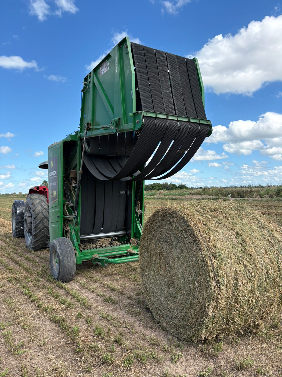 Enrolladora trabajando en un lote de alfalfa en la zona de Gámara, La Banda
